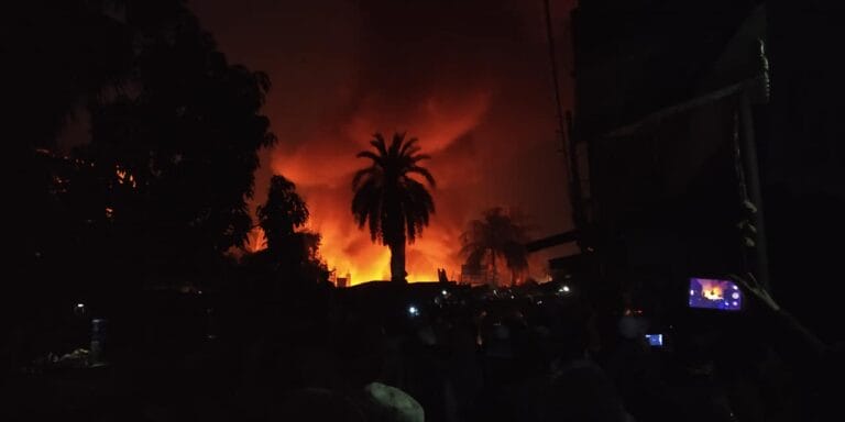 The fire in the adjacent slum in front of the railway line in Uttara – Dhaka [Video]
